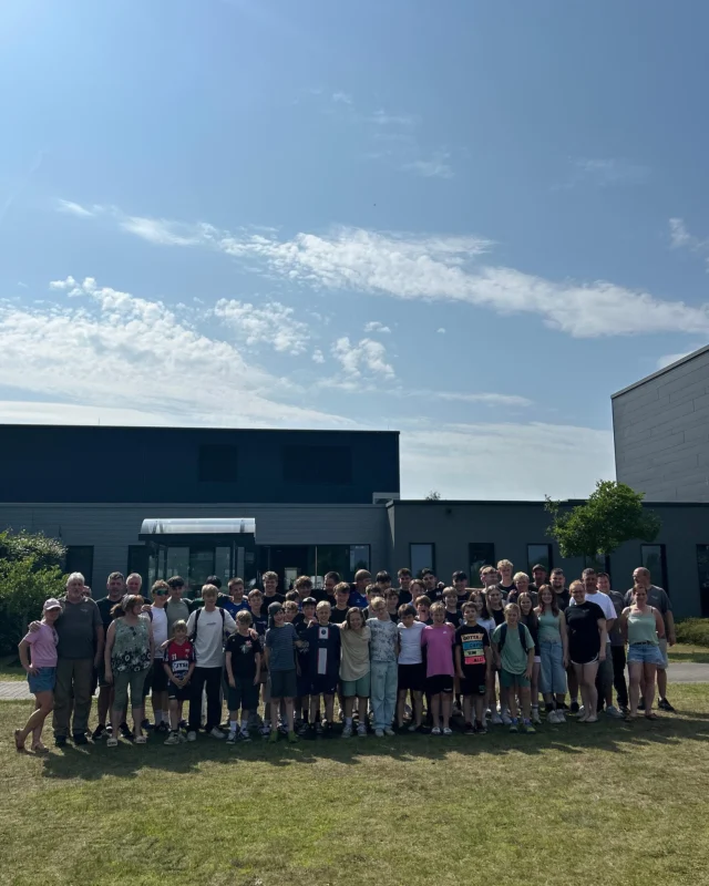 Was für ein Tag! 🚀

Gestern hatten unsere Jugendmannschaften ab der E-Jugend die tolle Möglichkeit, am Fire & Safety - Training im Maritimen Trainingszentrum Elsfleth teilzunehmen.

50 Kinder lernten den Umgang mit Feuer, nahmen an einer Erste-Hilfe-Schulung teil und natürlich am Überlebenstraining im Schwimmbecken!

Im Wasser mussten die Kinder und Jugendlichen zunächst Ketten und Ringe bilden, anschließend ging es im Wellenbecken mit simuliertem Regen und Wind in die Rettungsinsel, von der aus dann die Rettung per Helikopter geübt wurde. Auch die Betreuer trauten sich ins Wasser 🏊

Wir bedanken uns sehr herzlich bei der Firma @firesafetytraining und beim Team rund um Tobias Schultze, das den Kindern und Jugendlichen einen unvergesslichen Tag bereitet hat und den kompletten Tag gesponsert hat! Vielen vielen Dank! 🙏🏻 

Außerdem bedanken wir uns herzlich bei unserem Jugendwart Florian Rotter, der den Tag maßgeblich organisiert hat und auch noch Hüpfburg, Menschenkicker, Dosenwerfen und eine Wurf-Challenge besorgt und aufgebaut hat.

Was für ein toller Tag!

#ElsfletherTB